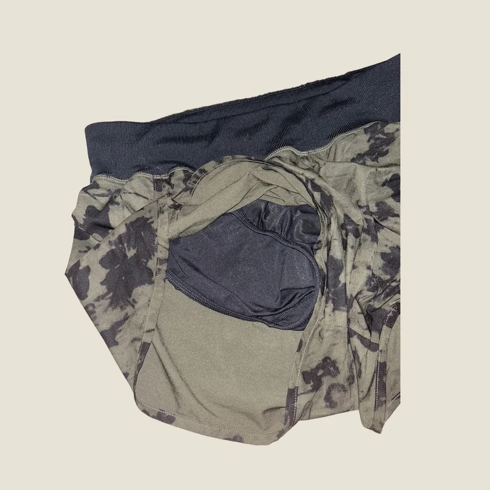 LIKE NEW! Women’s Z By Zella Size Large Athletic Shorts - Picture 3 of 4